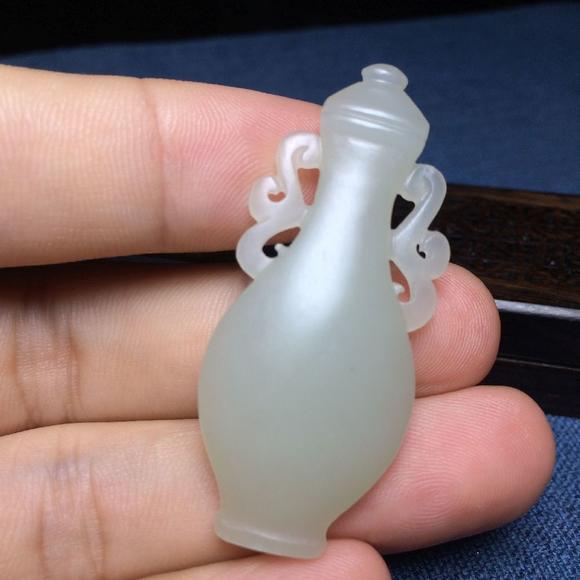 新疆和田玉籽玉玉瓶平平安安吊坠