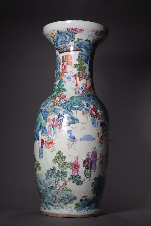 lot18清嘉庆粉彩市井人物图大瓶