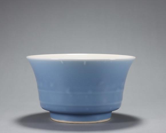 大清乾隆年制款天蓝釉旋纹碗