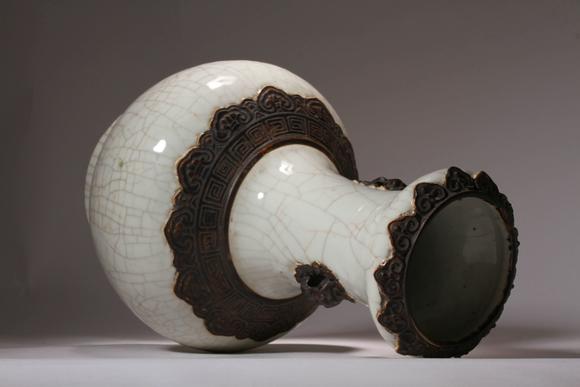 清康熙年制哥釉铁锈花双耳瓶