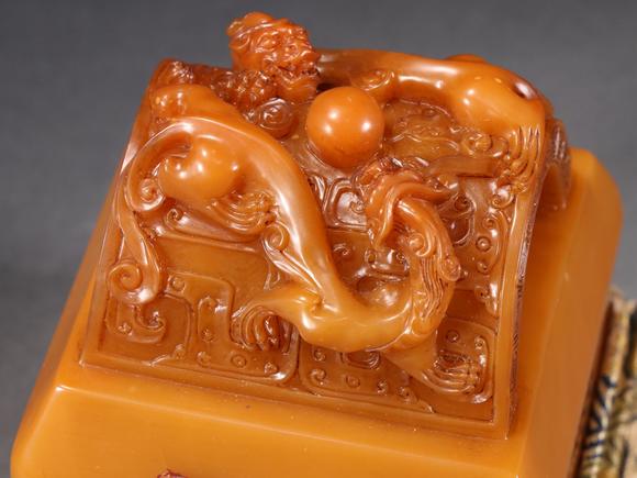 清乾隆田黄石双龙戏珠钮印章