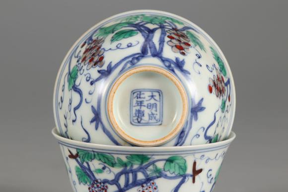 东京国际明成化 斗彩姹紫葡萄纹杯一对