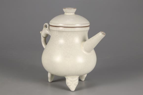 宋官窑三足茶壶