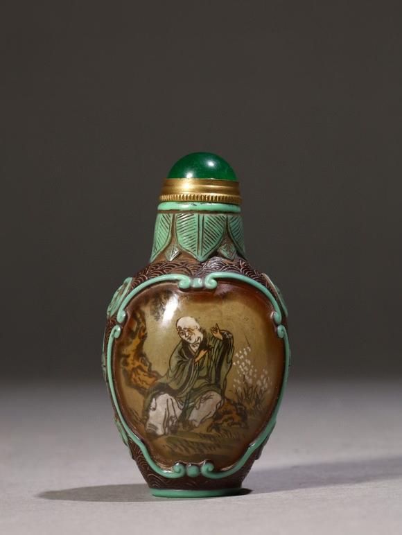 富澜海拍卖旧藏 料器套料蝠捧寿内绘人物鼻烟壶