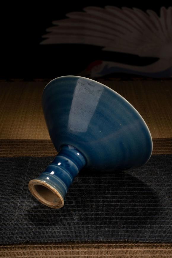 日本东海名古屋明代霁蓝釉红彩花卉高足杯