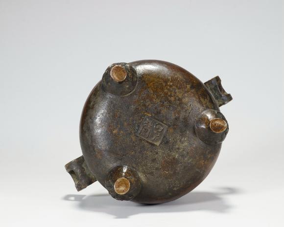 云古款铜制回形纹双耳三足炉