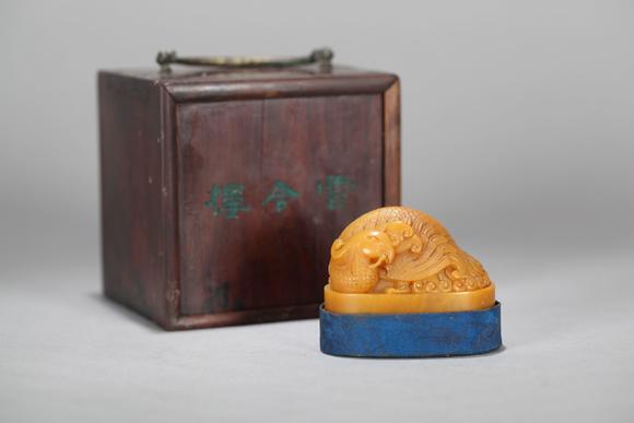 清袁克文自用田黄鹰钮印章附紫檀木盒