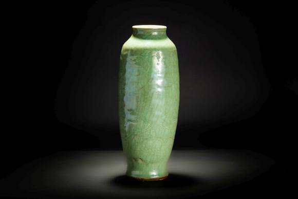 明 龙泉窑 青磁 浮牡丹 阳刻牡丹花纹大瓶