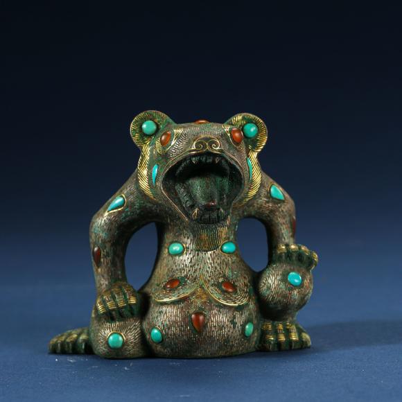 agroupofancientchinesebronzebearfiguresinlaidedwithgoldandsilver