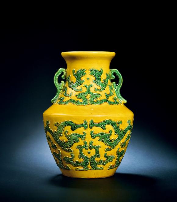 清乾隆 素三彩夔龙双耳尊