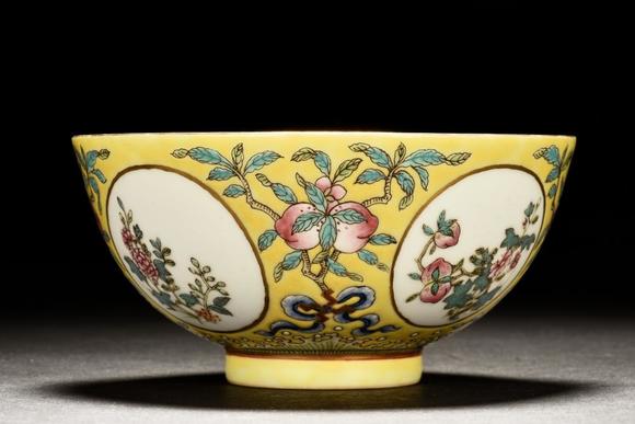 大清道光年制粉彩黄地开光花卉碗一对pair of famille rose peaches