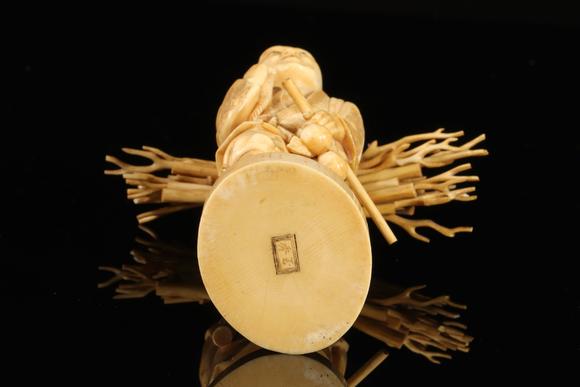 日本-人物和猴子19世纪牙雕