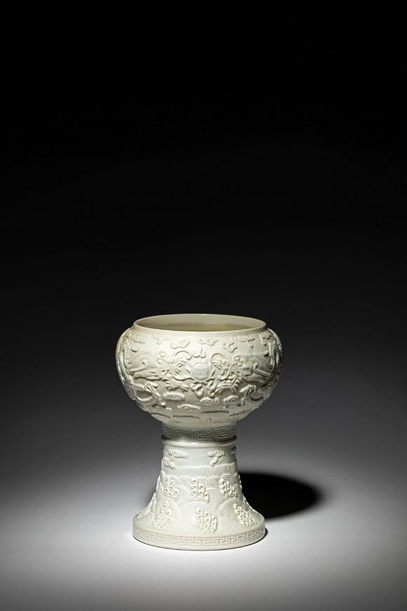 清乾隆 "镇山"款白釉雕瓷海水双龙戏珠纹豆