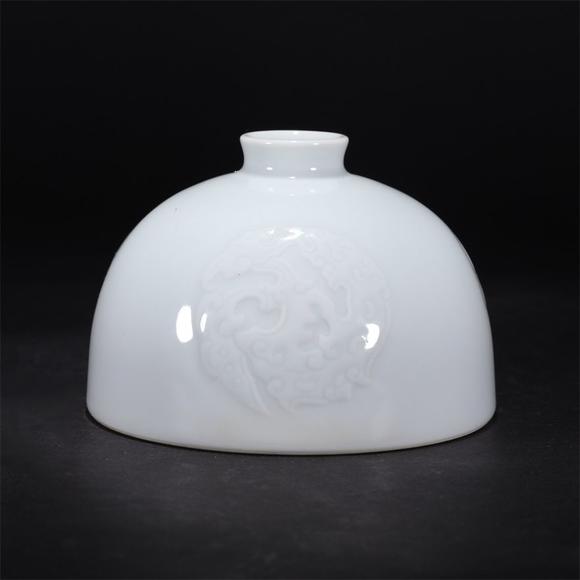 清代 白釉暗刻螭龙纹太白尊