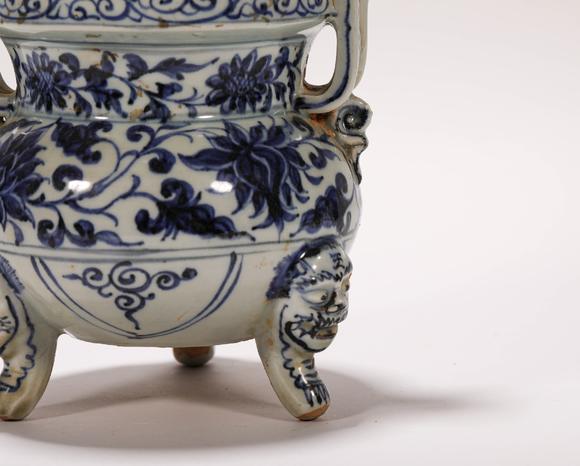 明代青花三足香炉blueandwhiteflowerstipodfromming