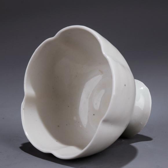 定窑白釉花口高足杯