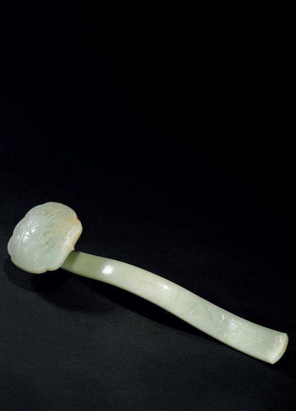 清白玉浮雕九桃纹如意摆件