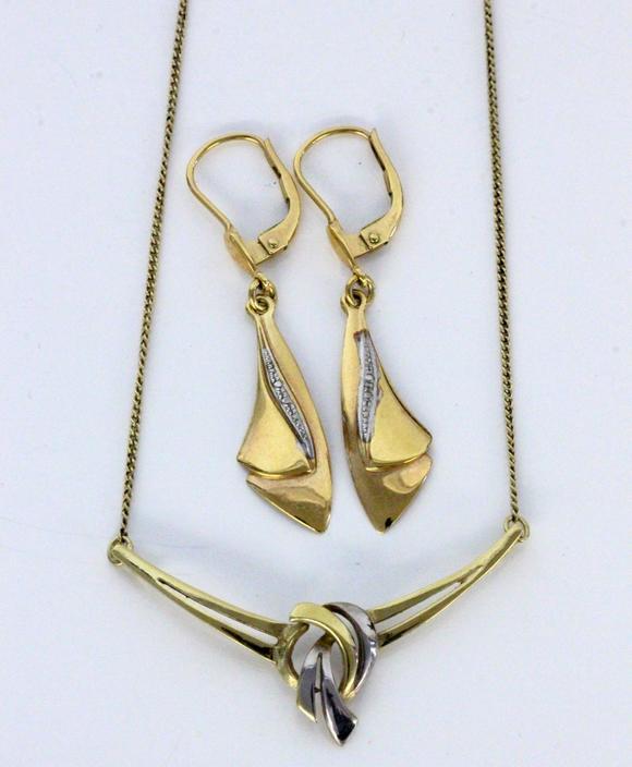 sigalas auktionshausa necklace and a pair of stud earrings