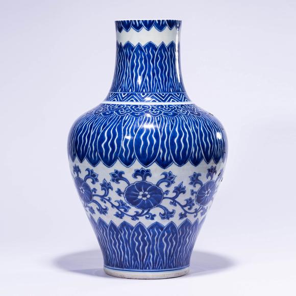 北京君一明十清早期 青花覆仰莲瓣尊