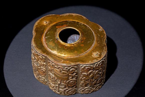 清乾隆 铜鎏金嵌宝石八吉祥纹墨罐