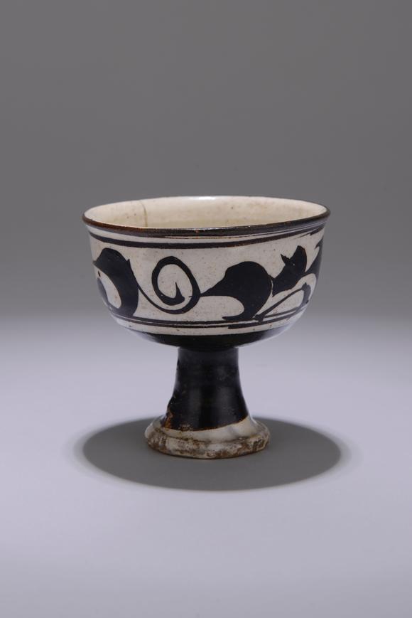 宋磁州窑绘黑花高足杯