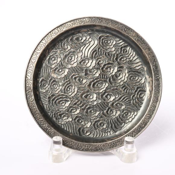 清中期錾刻云纹饰银盘 carved silver plate with cloud pattern in