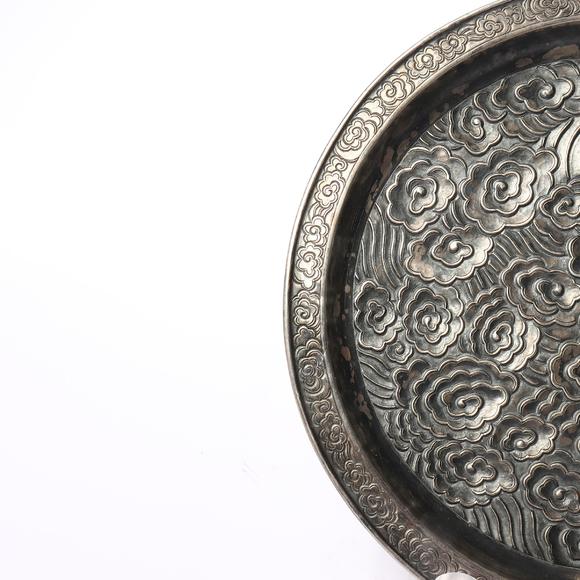 清中期錾刻云纹饰银盘 carved silver plate with cloud pattern in