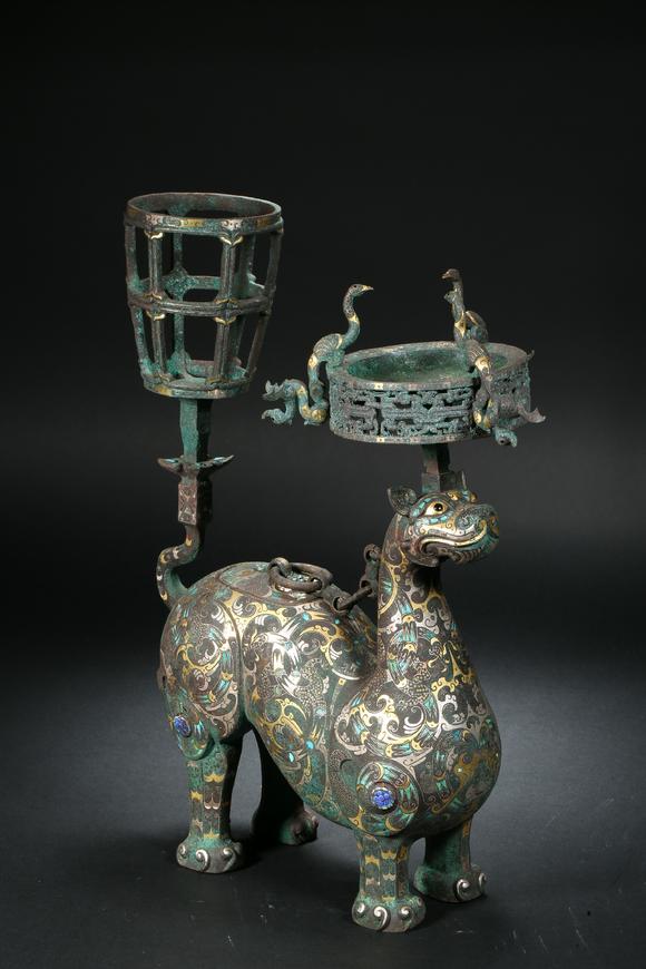 and silver beast head lantern in han dynasty汉代辍金银兽首灯盏