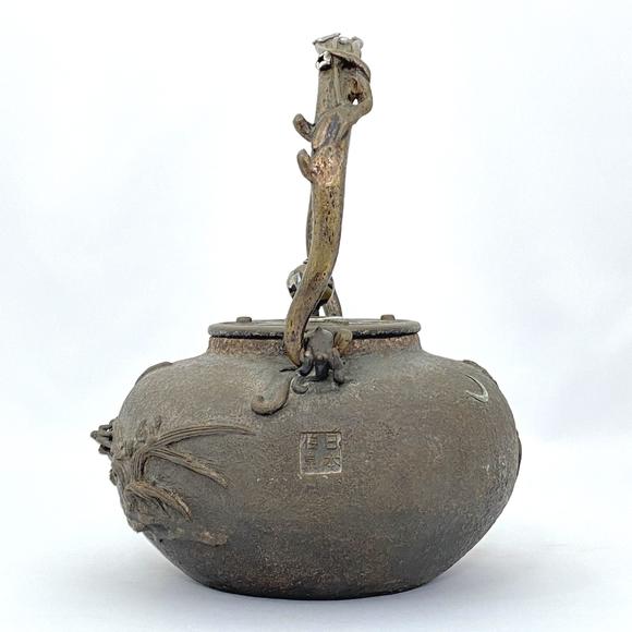 「日本梅泉」造 山水花纹 铁瓶