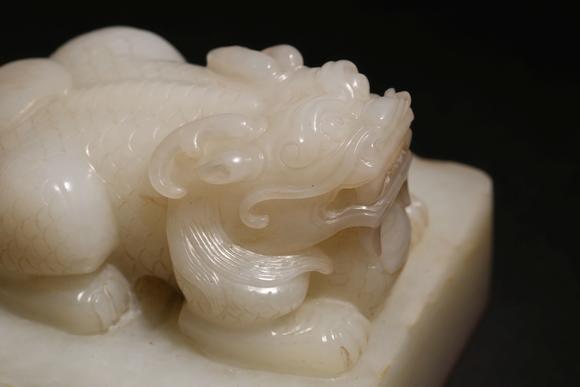 清乾隆 白玉兽钮印章