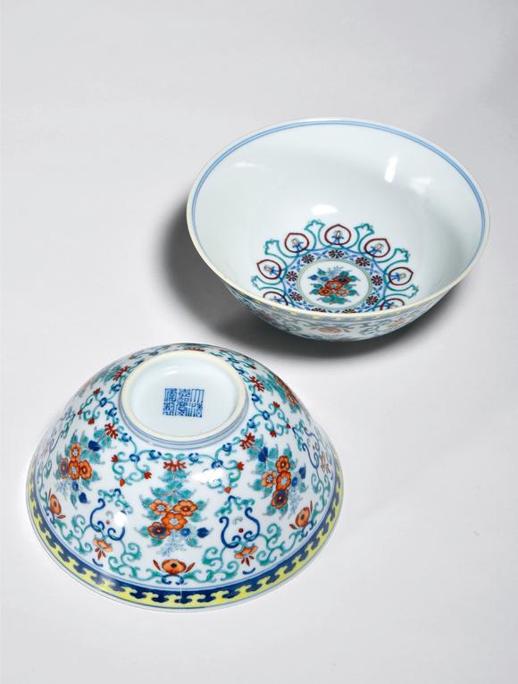 清嘉庆 斗彩缠枝贯套花纹碗(一对)