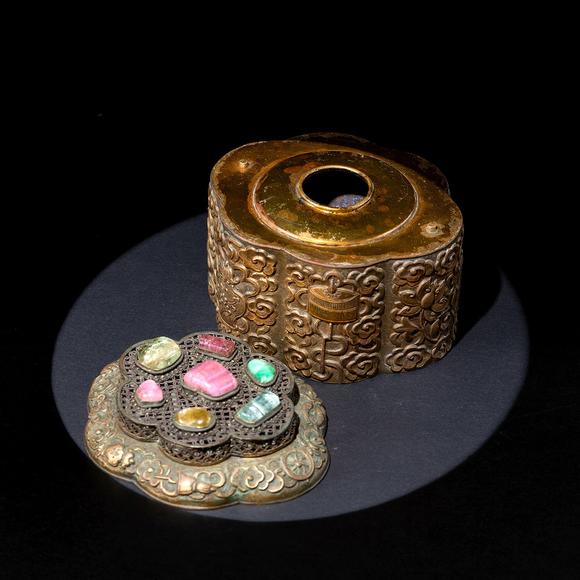 清乾隆 铜鎏金嵌宝石八吉祥纹墨罐