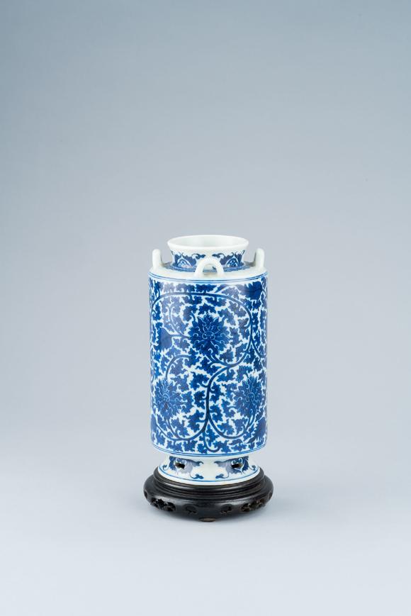 清乾隆 青花缠枝莲纹四系穿带筒瓶