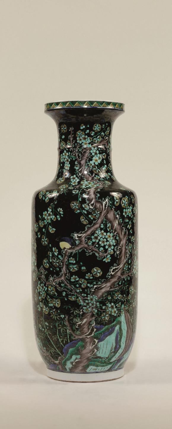 清康熙墨地素三彩花鸟图瓶