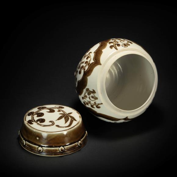 ding kiln container from song宋代定窑褐彩剃花盖罐