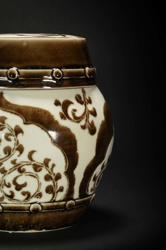 ding kiln container from song宋代定窑褐彩剃花盖罐