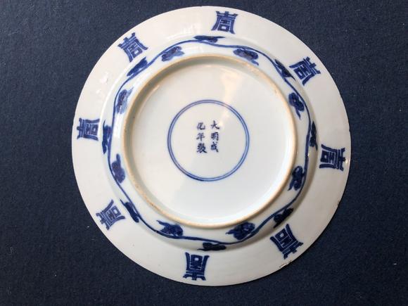 清康熙 青花寿字纹盘 一对 大明成化年制款 a blue and white shou