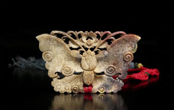 明和田玉五色沁镂雕莲花蝴蝶佩