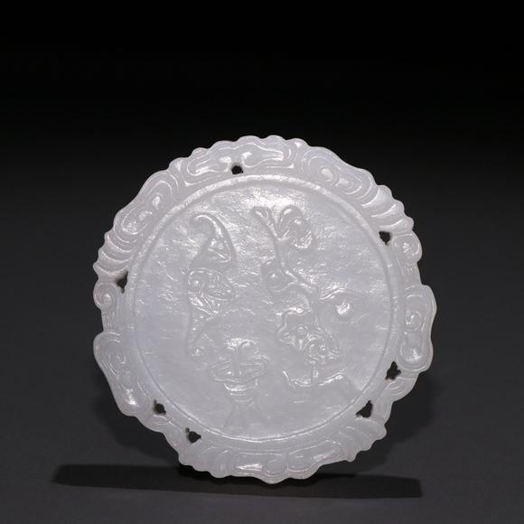 清和田白玉梅花蝙蝠纹玉佩 清和田白玉梅花蝙蝠纹玉佩估价 清和田白玉梅花蝙蝠纹玉佩高清大图 易拍全球瑞平拍卖琢石春华 中国古董珍玩专场 一 拍品介绍