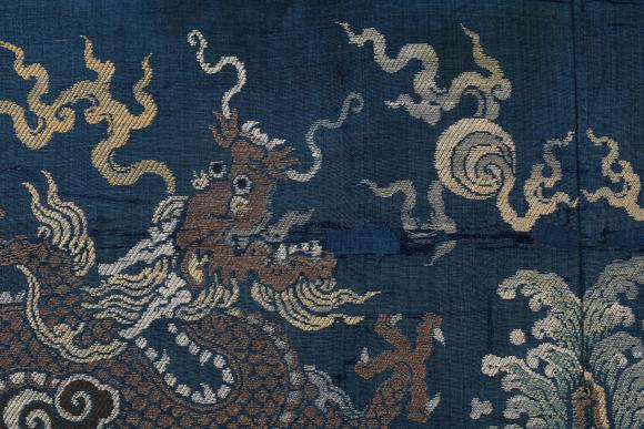 北京君一明十清 蓝底织锦龙纹片