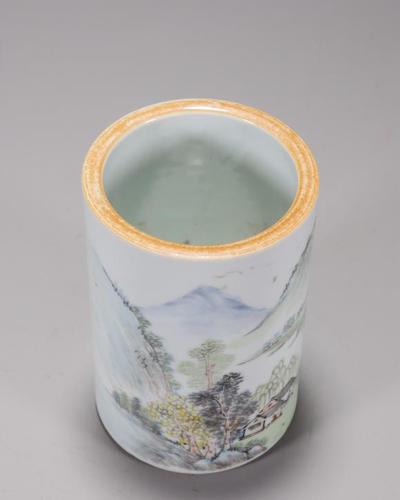 官窑内造款浅降彩山水人物纹笔筒
