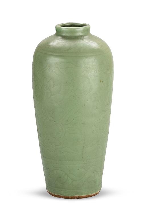 明代 青瓷花卉纹梅瓶