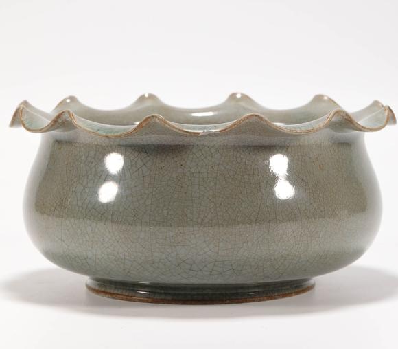 green porcelain petal container from song 宋代花瓣口青瓷钵盂