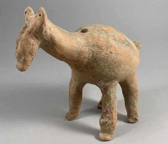 新石器时代 甘肃齐家文化(约公元前2050 - 1700年) 陶兽 a red