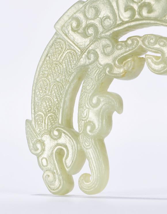 青玉双螭龙纹饰