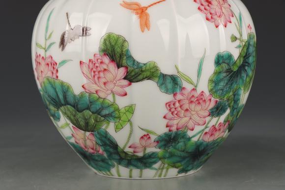 清雍正-粉彩花卉荷花蜻蜓茶叶罐