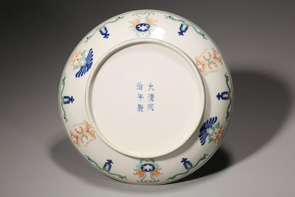 清同治 斗彩忍冬纹盘一对