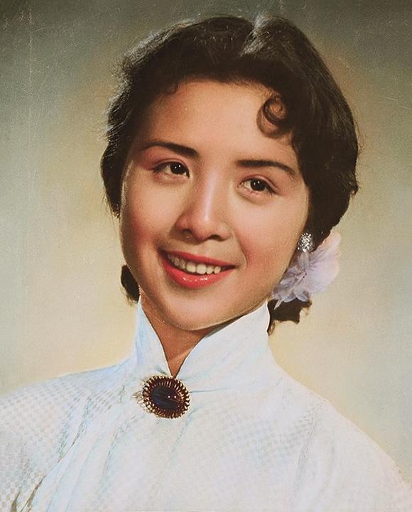 谢黔云摄影吴壬麟着色 赵丹女儿舞蹈家赵青上色照片