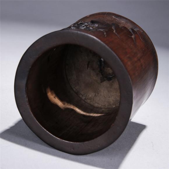 竹镂雕钟馗掏耳图笔筒