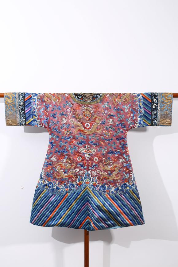 北京君一明十清 耦粉色盘金绣汉式女龙袍